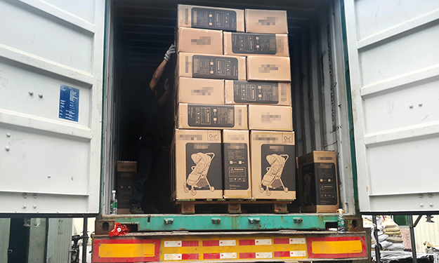 Our loading and unloading workers are stepping up the packing of baby strollers in batches